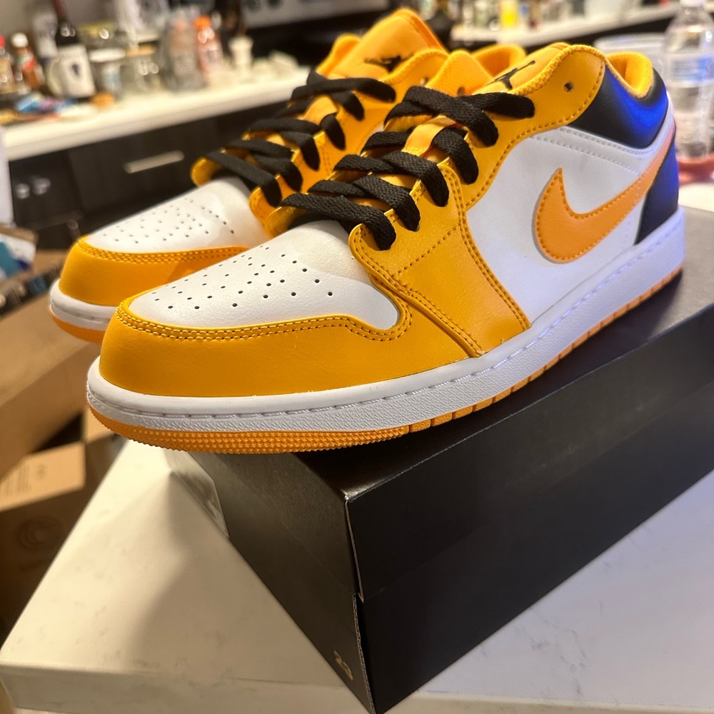 Nike Jordan 1 Low Taxi White 2022 Size 10.5 Brand New In Box 553558-701